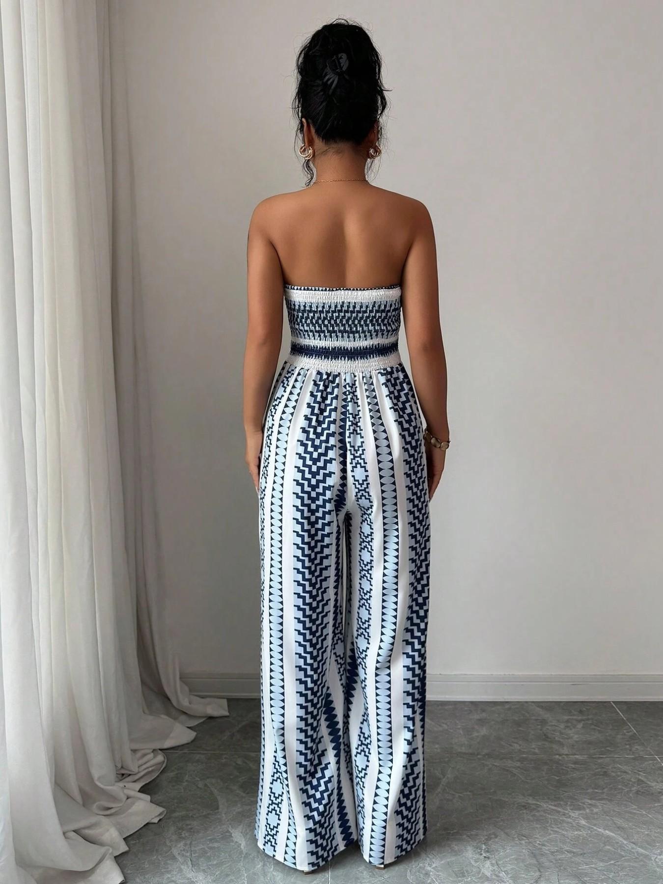 👗 50% RABATT NU! 💥 Geometrisk jumpsuit med halterneck och sidosprund – Unikt tryck och resår baktill – Mångsidig, perfekt för sommarfester eller resortkläder ✨