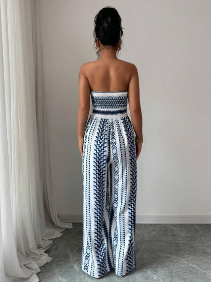 👗 50% RABATT NU! 💥 Geometrisk jumpsuit med halterneck och sidosprund – Unikt tryck och resår baktill – Mångsidig, perfekt för sommarfester eller resortkläder ✨