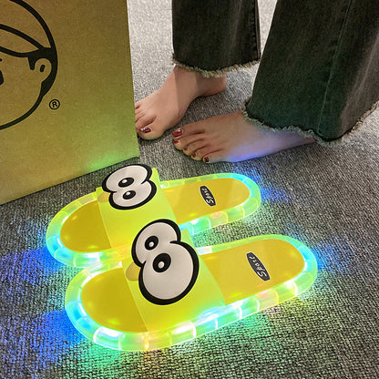 👣👣Söta tofflor med tecknade motiv som lyser upp