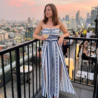 👗 50% RABATT NU! 💥 Geometrisk jumpsuit med halterneck och sidosprund – Unikt tryck och resår baktill – Mångsidig, perfekt för sommarfester eller resortkläder ✨