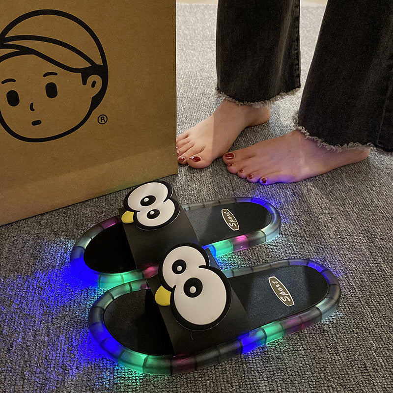 👣👣Söta tofflor med tecknade motiv som lyser upp