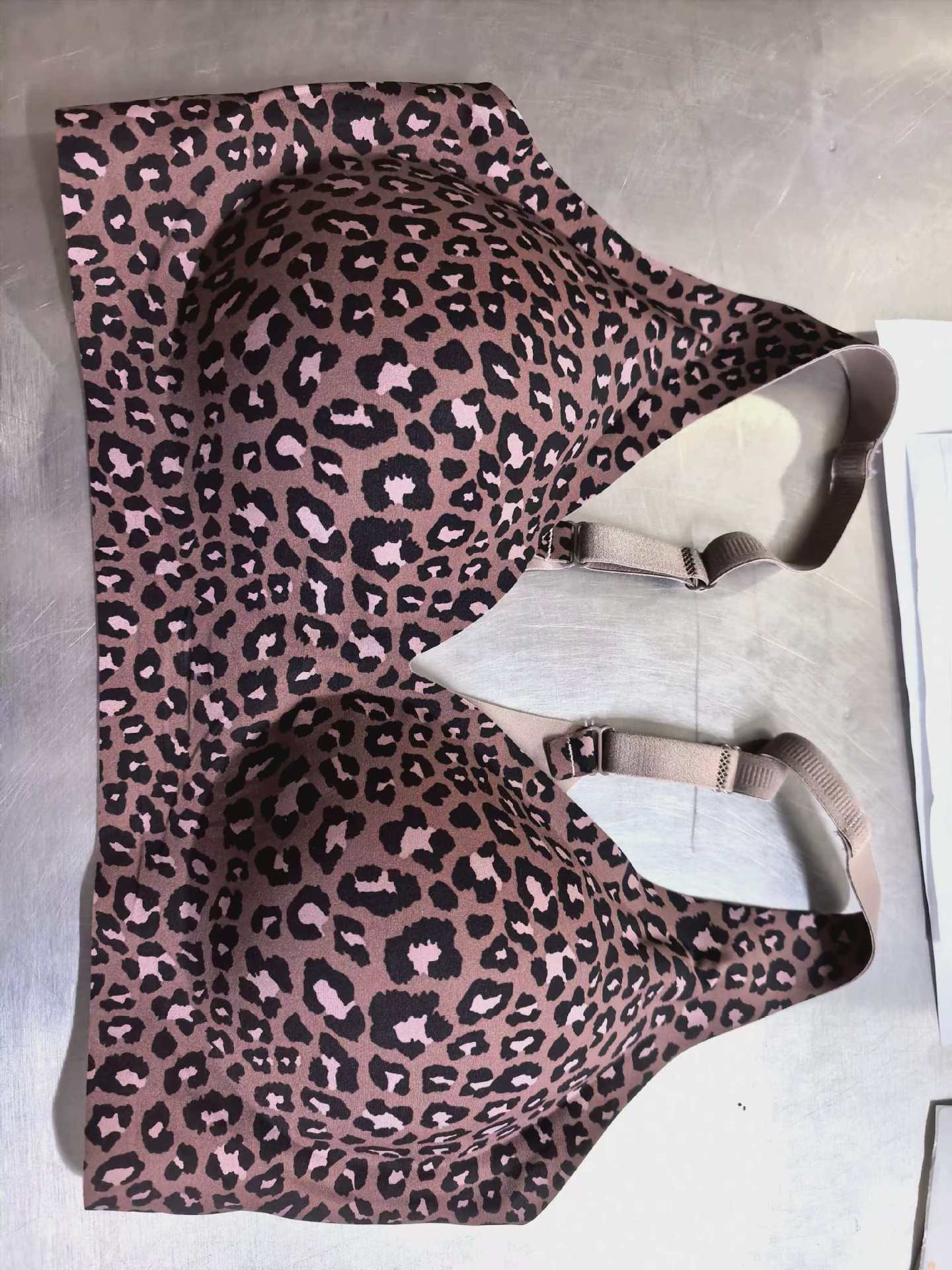 💗 Sista dagen 50% rabatt⚡50K+ sålda💕 Jelly trådlösa bekväma push-up-braletter, sömlösa T-shirt-behåar och deep V vardagsbehåar för kvinnor.