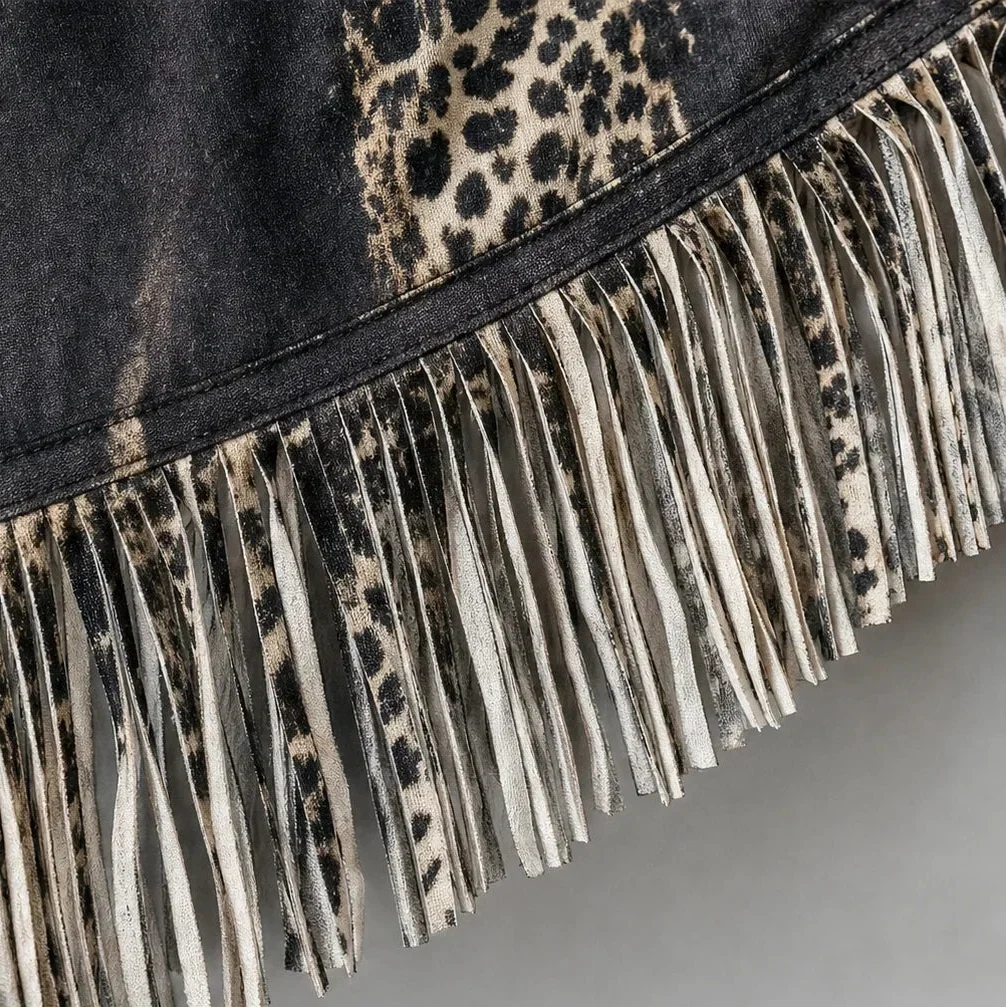 Leopard Swing – Leopardmönstrad stickad klänning med fransad fåll✨3% rabattkod: NOR3