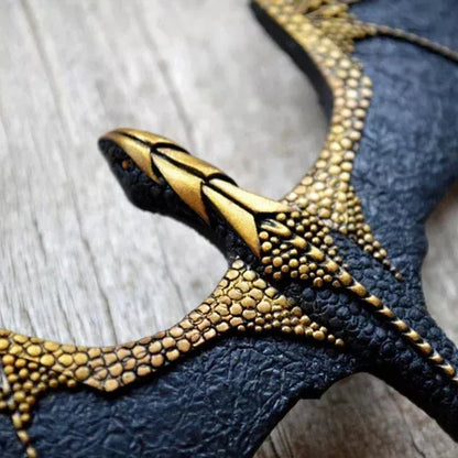 Halsband med Svart Bevingad Flygande Drake