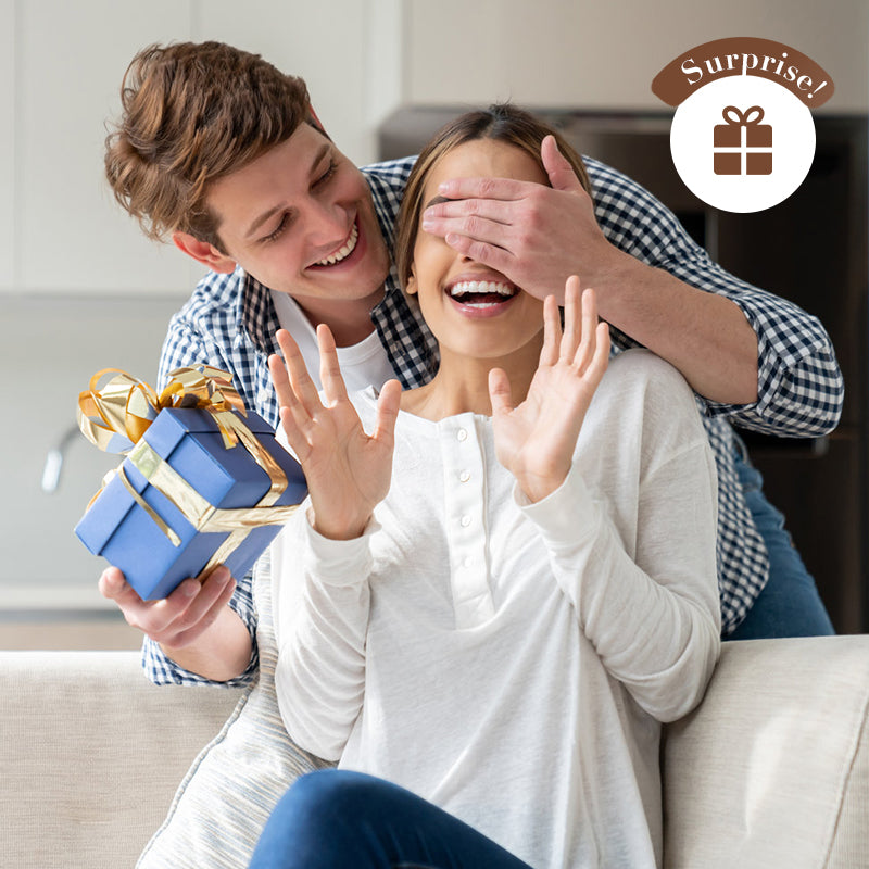 Elegant damväska med glänsande hjärtformad berlock