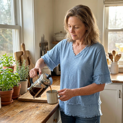 💖Dam Boho V-ringad T-shirt med fransade kanter 🌿 – Lös passform, andningsbar sommartopp i mjuk bomull👚