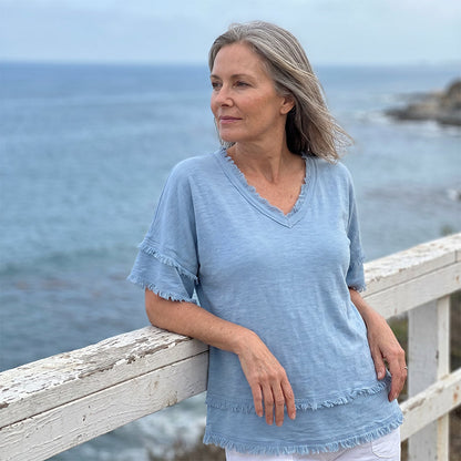 💖Dam Boho V-ringad T-shirt med fransade kanter 🌿 – Lös passform, andningsbar sommartopp i mjuk bomull👚