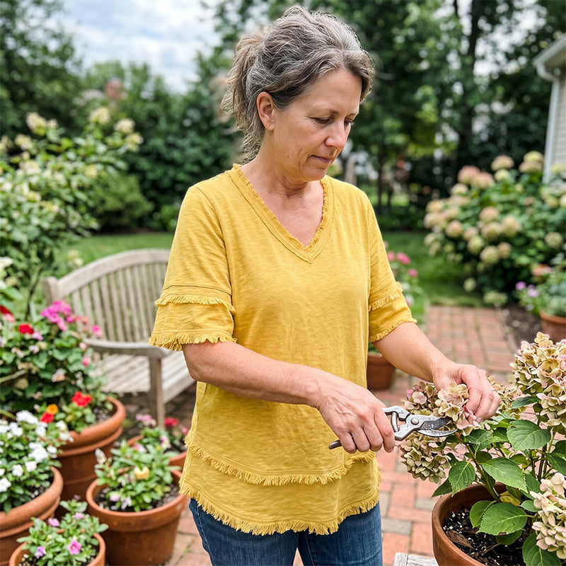 💖Dam Boho V-ringad T-shirt med fransade kanter 🌿 – Lös passform, andningsbar sommartopp i mjuk bomull👚